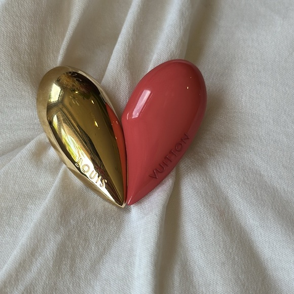 NWOT LOUIS VUITTON CREAM COLORED TOP W/ LV HEART SHAPED PIN SIZE SM.  FABULOUS! - Picture 11 of 12